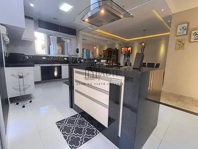 Sobrado com 600m² 4 quartos e 2 banheiros, à venda, no bairro Vila Oliveira em Mogi das Cruzes