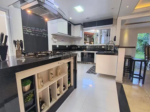 Sobrado com 600m² 4 quartos e 2 banheiros, à venda, no bairro Vila Oliveira em Mogi das Cruzes