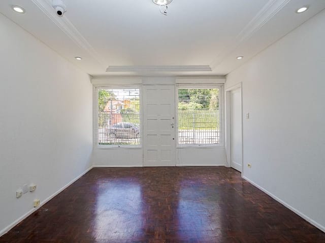Casa com 330m² 1 quarto e 2 banheiros, à venda, no bairro Ahú em Curitiba