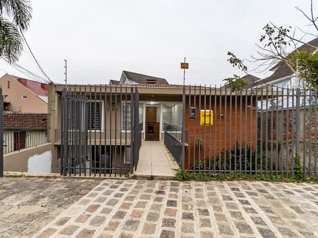 Casa com 330m² 1 quarto e 2 banheiros, à venda, no bairro Ahú em Curitiba