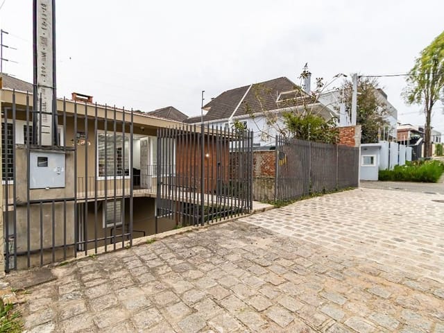Casa com 330m² 1 quarto e 2 banheiros, à venda, no bairro Ahú em Curitiba