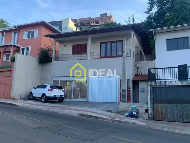 Casa 3 quartos e 2 banheiros, à venda, no bairro Centro em Concórdia