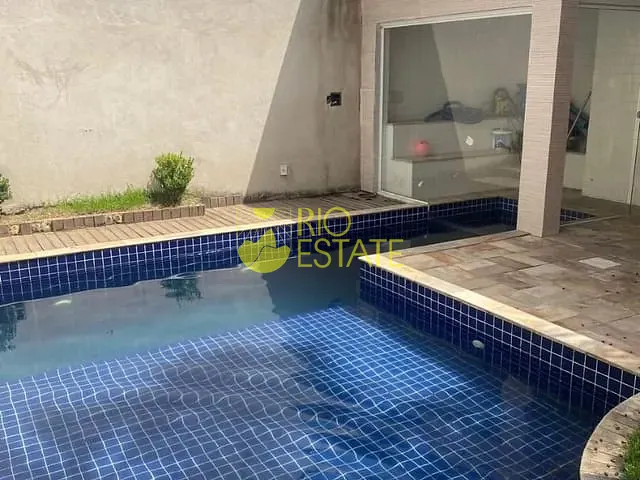 Casa com 300m² 4 quartos e 5 banheiros, à venda, no bairro Vista Alegre em Barra Mansa