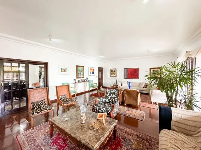 Casa com 3880m² 6 quartos e 6 banheiros, à venda, no bairro Bela Suiça em Londrina