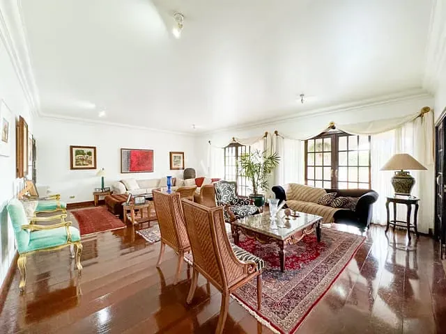 Casa com 3880m² 6 quartos e 6 banheiros, à venda, no bairro Bela Suiça em Londrina