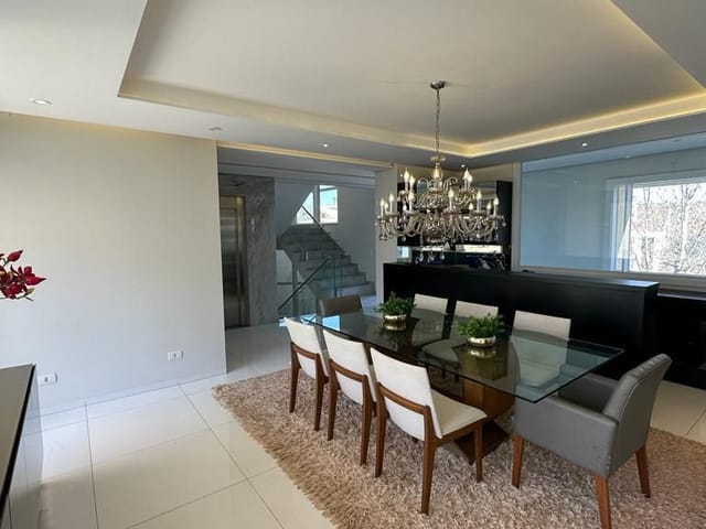 Casa com 700m² 4 quartos e 6 banheiros, à venda, no bairro Esperança em Londrina