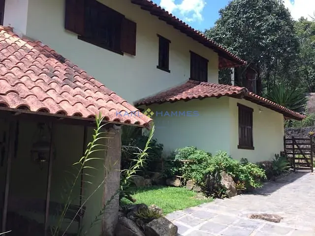 Casa com 2000m² 4 quartos e 4 banheiros, à venda, no bairro Samambaia em Petrópolis