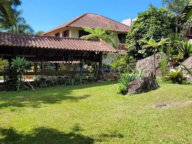 Casa com 2000m² 4 quartos e 4 banheiros, à venda, no bairro Samambaia em Petrópolis