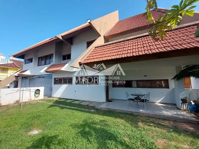 Casa com 1515m² 6 quartos e 5 banheiros, à venda, no bairro Centro em Palhoça