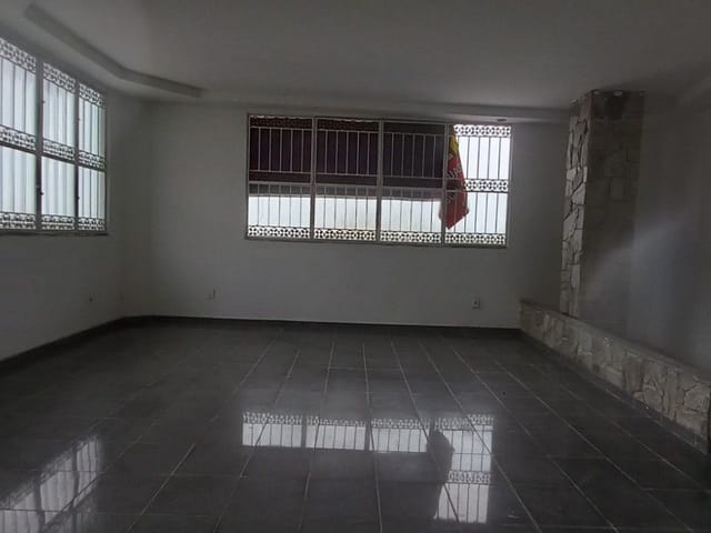 Casa com 300m² 4 quartos e 2 banheiros, à venda, no bairro Vila Valqueire em Rio de Janeiro