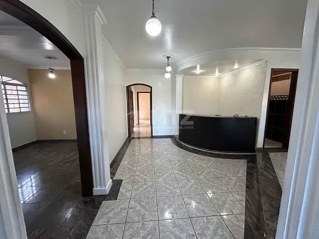 Casa com 632m² 3 quartos e 5 banheiros, à venda, no bairro Vila São Lúcio em Botucatu