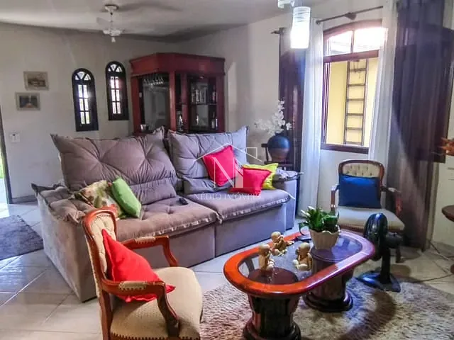 Casa com 375m² 5 quartos e 2 banheiros, à venda ou para alugar, no bairro Centro em Maricá
