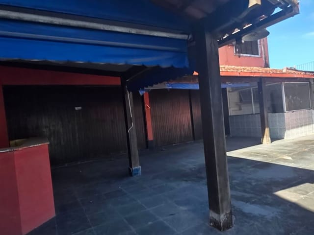 Casa com 140m², à venda ou para alugar, no bairro Centro em Rio das Ostras