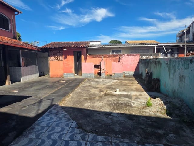 Casa com 140m², à venda ou para alugar, no bairro Centro em Rio das Ostras