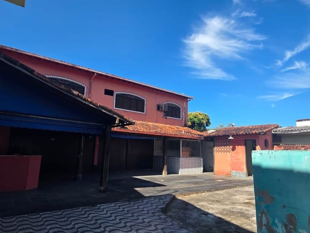 Casa com 140m², à venda ou para alugar, no bairro Centro em Rio das Ostras