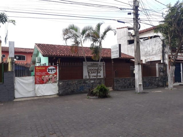 Casa com 140m², à venda ou para alugar, no bairro Centro em Rio das Ostras