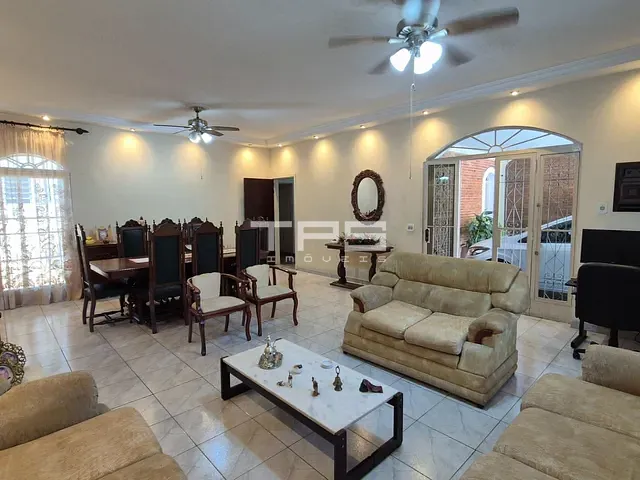 Casa com 417m² 4 quartos e 2 banheiros, à venda, no bairro Vila Paraíba em Guaratinguetá