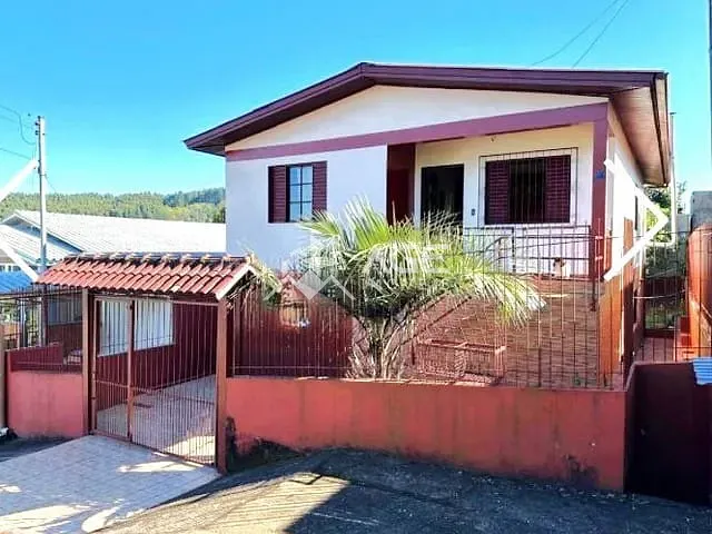Casa com 264m² 5 quartos e 2 banheiros, à venda, no bairro Cotrel em Erechim