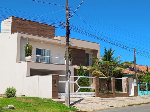 Sobrado 3 quartos e 5 banheiros, à venda, no bairro Centro em Barra Velha