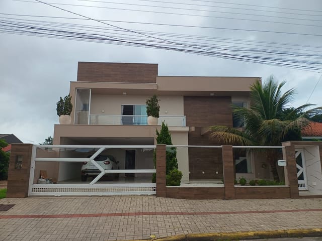 Sobrado 3 quartos e 5 banheiros, à venda, no bairro Centro em Barra Velha