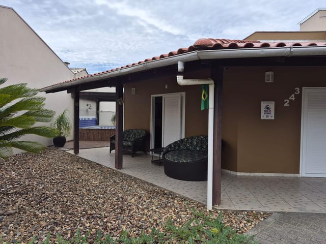Casa com 672m² 5 quartos e 6 banheiros, à venda, no bairro Centro em Penha