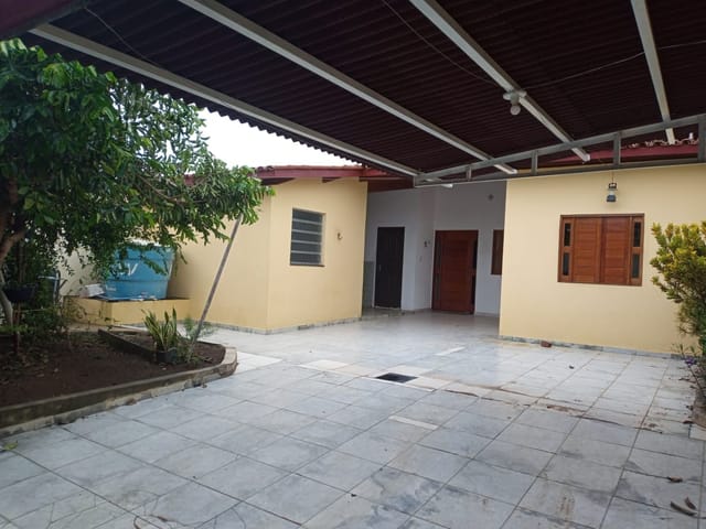 Foto do Casa - Casa de  3 quartos sendo 01 suíte + dependência + 02 vagas de garagem 01 vaga coberta + bastante espaço na frente,  Urbis VI em Vitória da Conquista-BA | Locar Imóvel