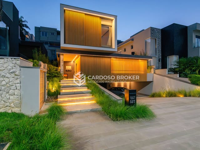 Casa com 420m² 4 quartos e 6 banheiros, à venda, no bairro Centro Comercial Jubran em Barueri