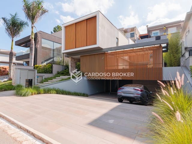 Casa com 420m² 4 quartos e 6 banheiros, à venda, no bairro Centro Comercial Jubran em Barueri