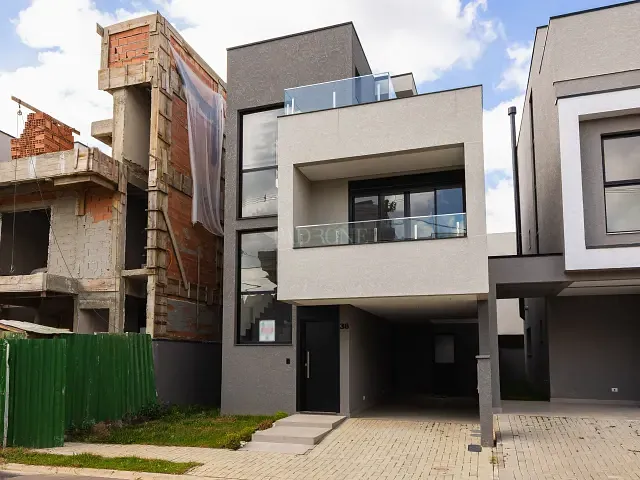 Casa 3 quartos e 4 banheiros, à venda, no bairro Santa Cândida em Curitiba