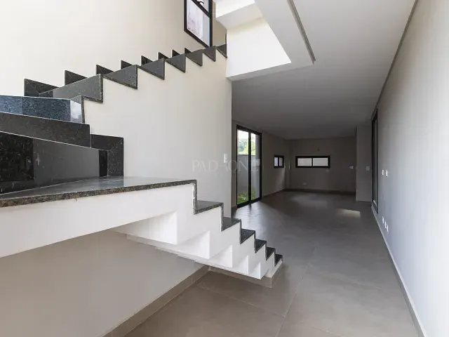 Casa 3 quartos e 4 banheiros, à venda, no bairro Santa Cândida em Curitiba