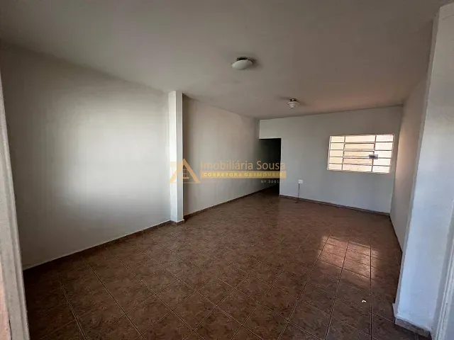 Casa com 328m² 3 quartos e 2 banheiros, para alugar, no bairro Vila Santa Rosa em Jundiaí