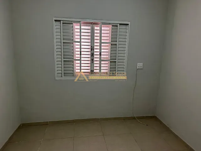 Casa com 328m² 3 quartos e 2 banheiros, para alugar, no bairro Vila Santa Rosa em Jundiaí