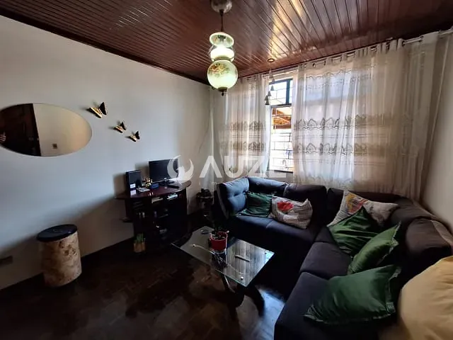 Casa com 630m² 4 quartos e 2 banheiros, à venda, no bairro Bairro Alto em Curitiba