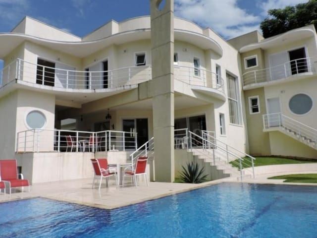 Casa com 1296m² 4 quartos e 8 banheiros, à venda, no bairro Chácara de La Rocca em Carapicuíba