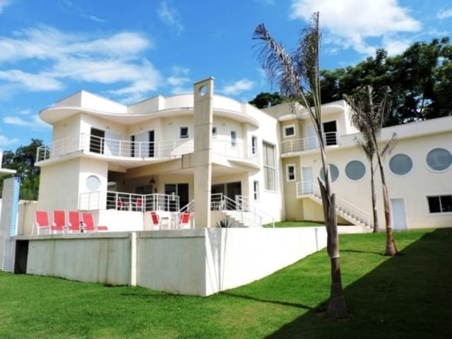 Casa com 1296m² 4 quartos e 8 banheiros, à venda, no bairro Chácara de La Rocca em Carapicuíba