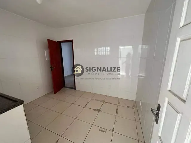 Casa 2 quartos e 2 banheiros, para alugar, no bairro Parque Burle em Cabo Frio