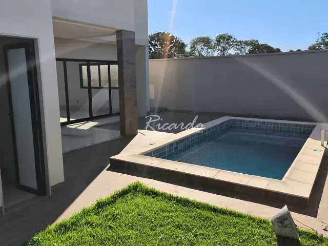 Casa com 247m² 3 quartos e 5 banheiros, à venda, no bairro Rosa de Leiria Condomínio Horizontal em Goianira