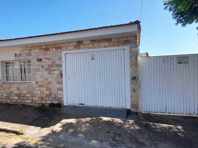 Foto do Casa - Casa com 2 dormitórios para alugar, 131 m² por R$ 1.900,00/mês - Angola - Guaxupé/MG | Moradia Assessoria Imobiliária