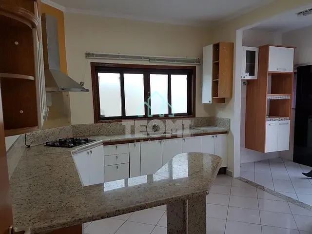 Casa com 300m² 3 quartos e 3 banheiros, à venda, no bairro Loteamento Industrial em Taubaté