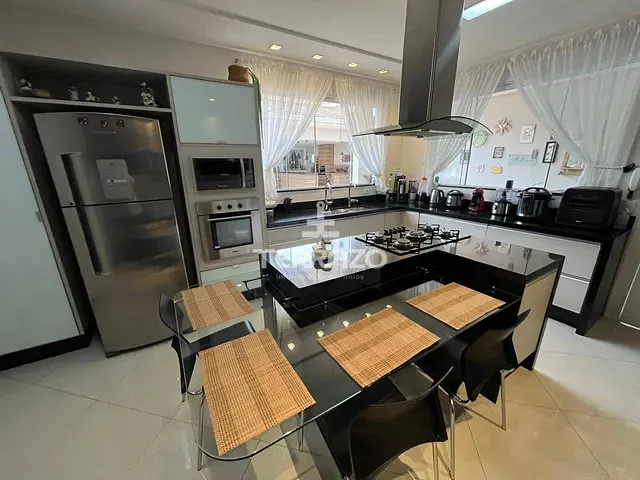 Casa com 672m² 4 quartos e 4 banheiros, à venda, no bairro Jardim Amália em Volta Redonda