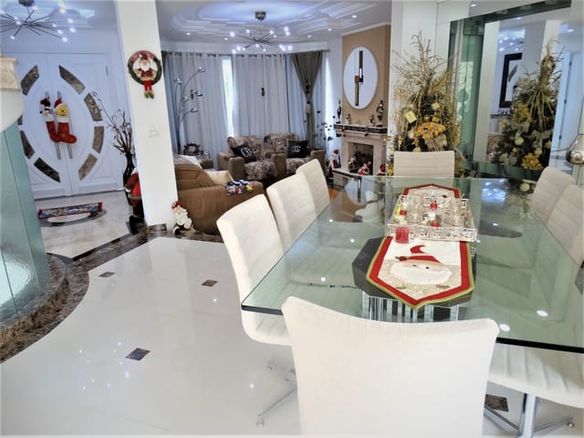 Casa com 400m² 4 quartos e 6 banheiros, à venda, no bairro Estrela em Ponta Grossa
