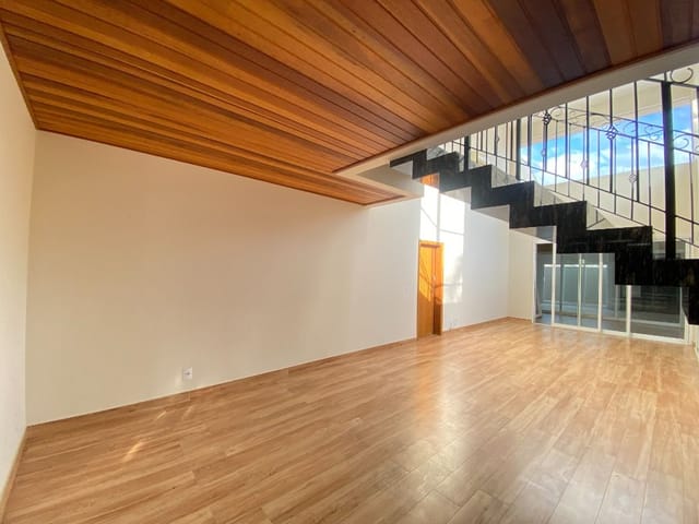 Casa com 530m² 6 quartos e 7 banheiros, para alugar, no bairro Esperança em Londrina