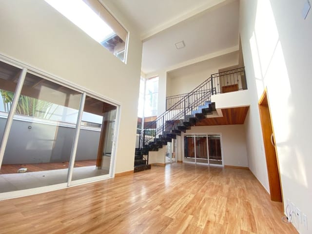 Casa com 530m² 6 quartos e 7 banheiros, para alugar, no bairro Esperança em Londrina