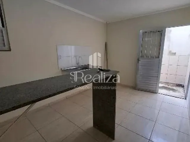Casa 2 quartos e 1 banheiro, para alugar, no bairro Hernani Sá em Ilhéus