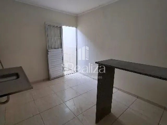 Casa 2 quartos e 1 banheiro, para alugar, no bairro Hernani Sá em Ilhéus