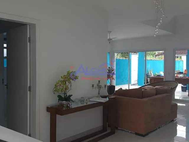 Casa com 400m² 5 quartos e 3 banheiros, à venda, no bairro Mar Verde em Caraguatatuba