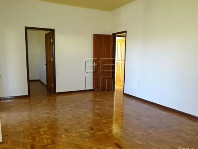 Casa com 560m² 4 quartos e 2 banheiros, à venda, no bairro Centro em Cambé