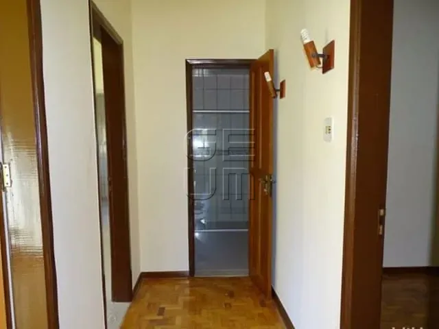 Casa com 560m² 4 quartos e 2 banheiros, à venda, no bairro Centro em Cambé