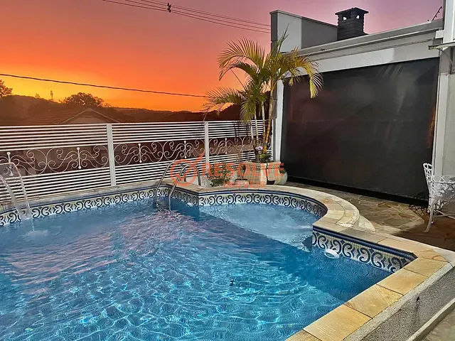 Casa com 250m² 3 quartos e 4 banheiros, à venda, no bairro Centro em Guararema