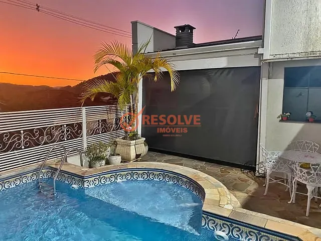 Casa com 250m² 3 quartos e 4 banheiros, à venda, no bairro Centro em Guararema